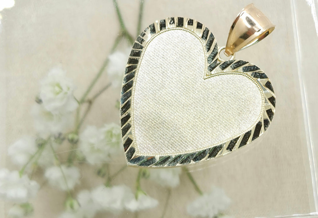 10KT DIAMOND CUT FRAME HEART MEMORIAL PENDANT  Weight 4.9GR