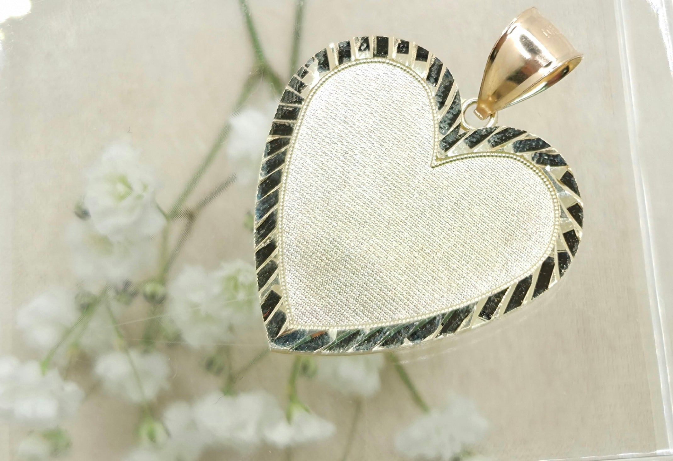 10KT DIAMOND CUT FRAME HEART MEMORIAL PENDANT  Weight 4.9GR