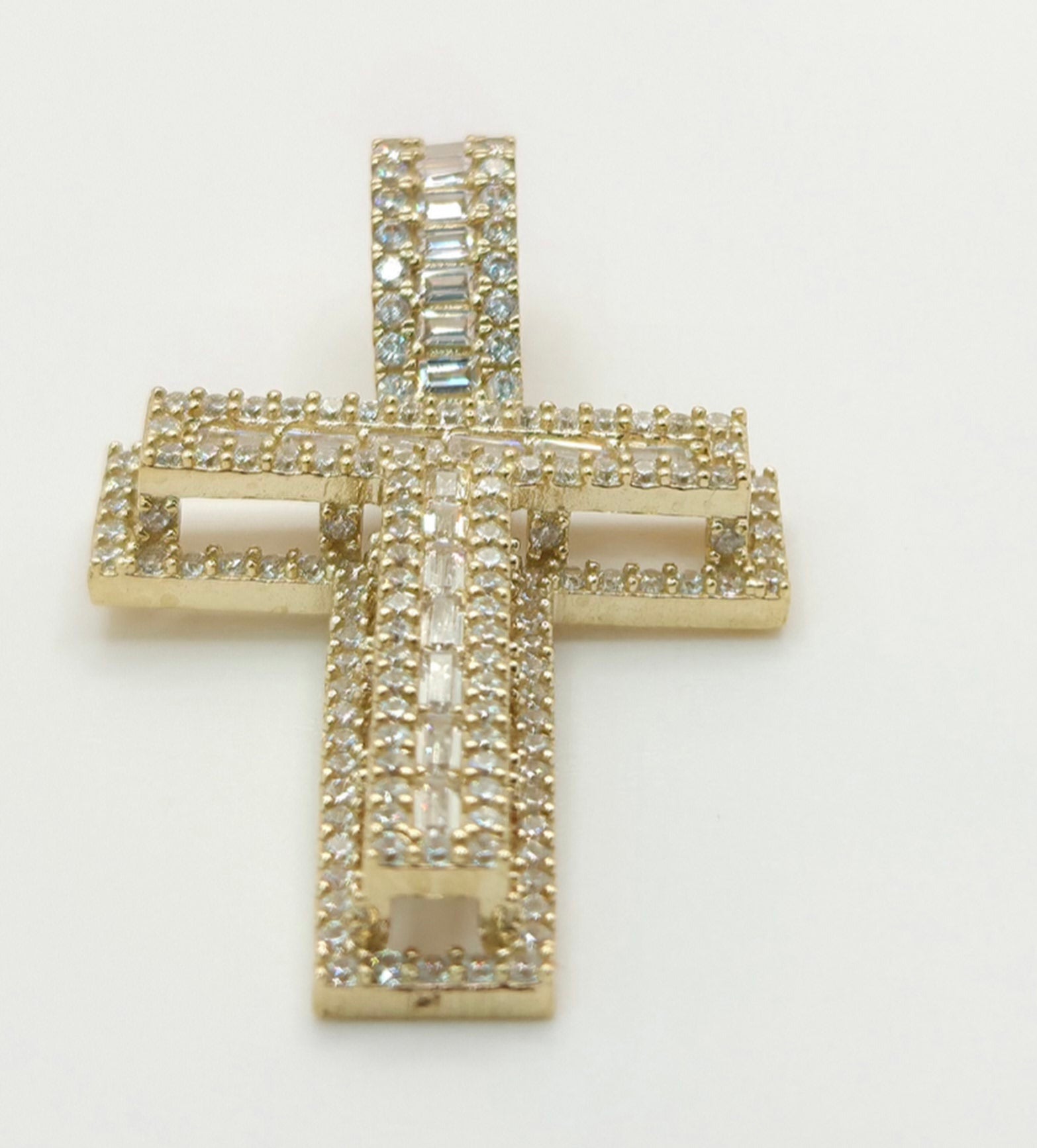 10KT SMALL CZ ''T'' LETTER PENDANT Weight 3.9GR