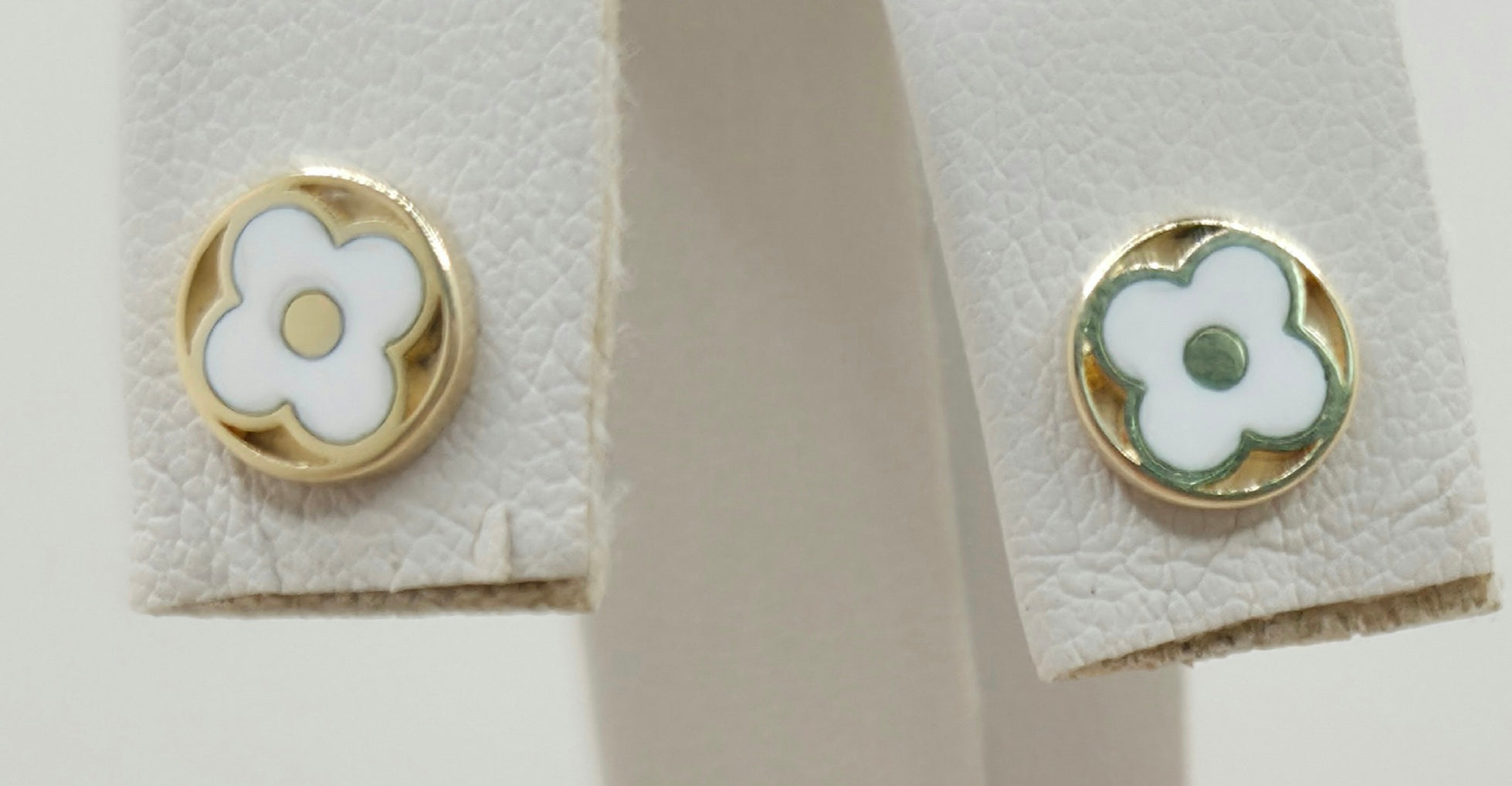 14KT SMALL ROUND WHITE CLOVER INSIDE EARRING Weight 1.2GR