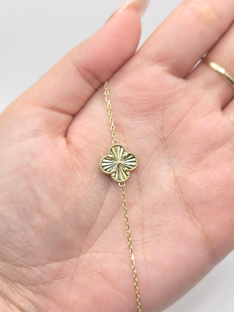 10KT GOLDEN LARGE SINGLE CLOVER BRACELET  Size 7inch Weigth 2.3gr