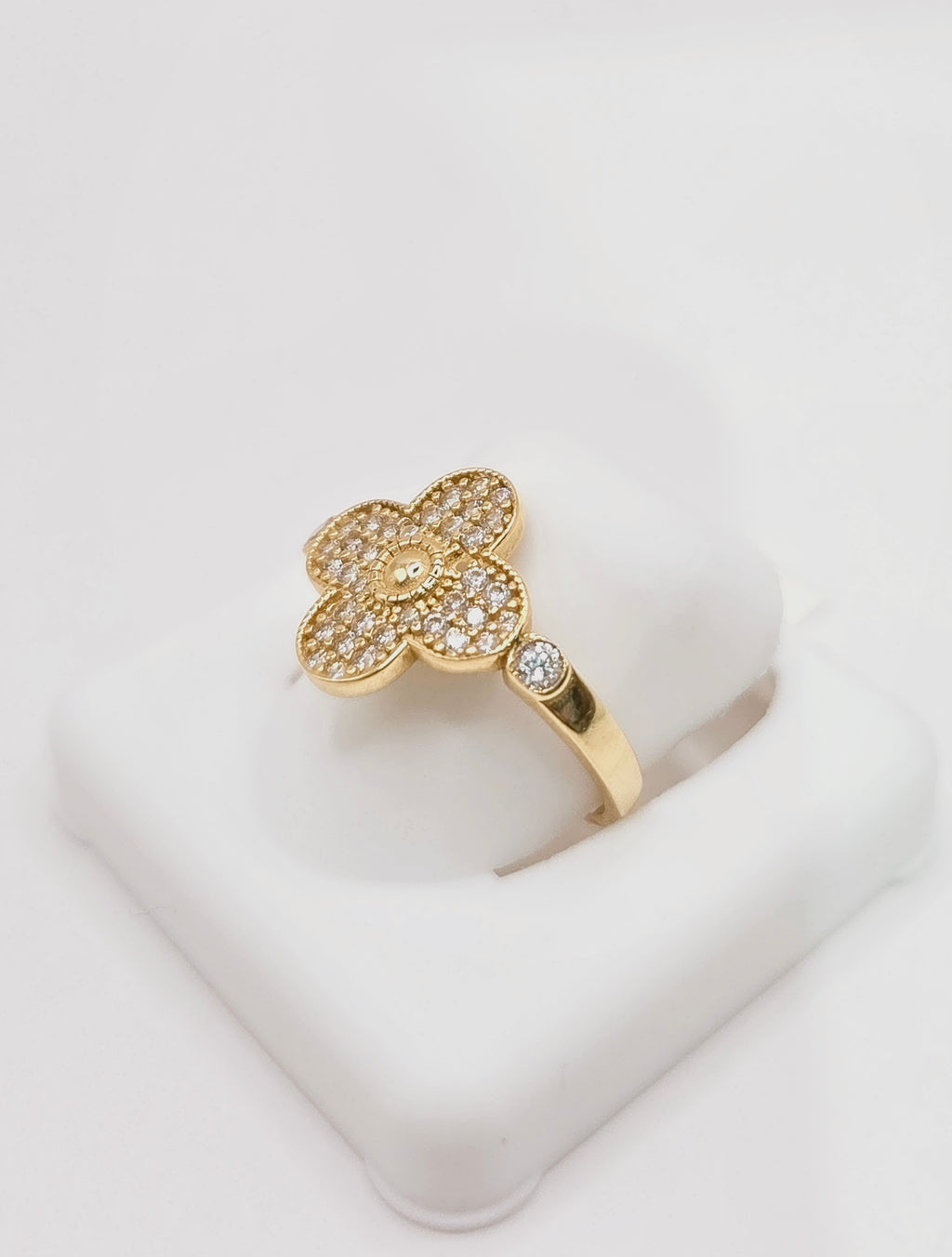 14KT ELEGANT RING WITH A LARGE FLOWER  SIZE 8 & 9 Weight 2.2GR