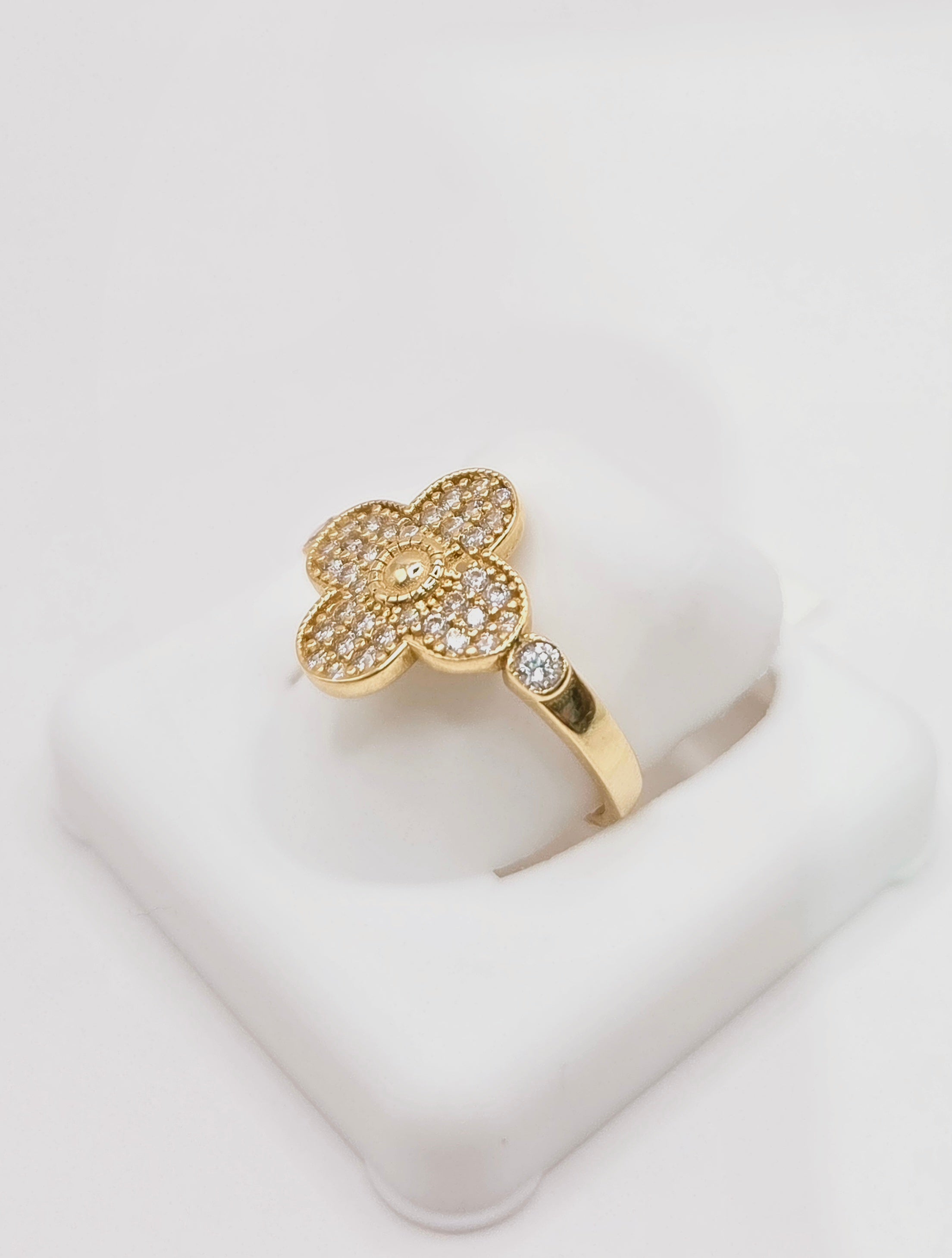 14KT ELEGANT RING WITH A LARGE FLOWER  SIZE 8 & 9 Weight 2.2GR