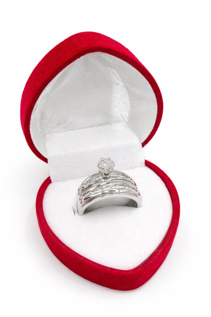 10KT WHITE GOLD AND DIAMOND ENGAGEMENT WOMAN'S RING  Size 7 Weight 4.5GR