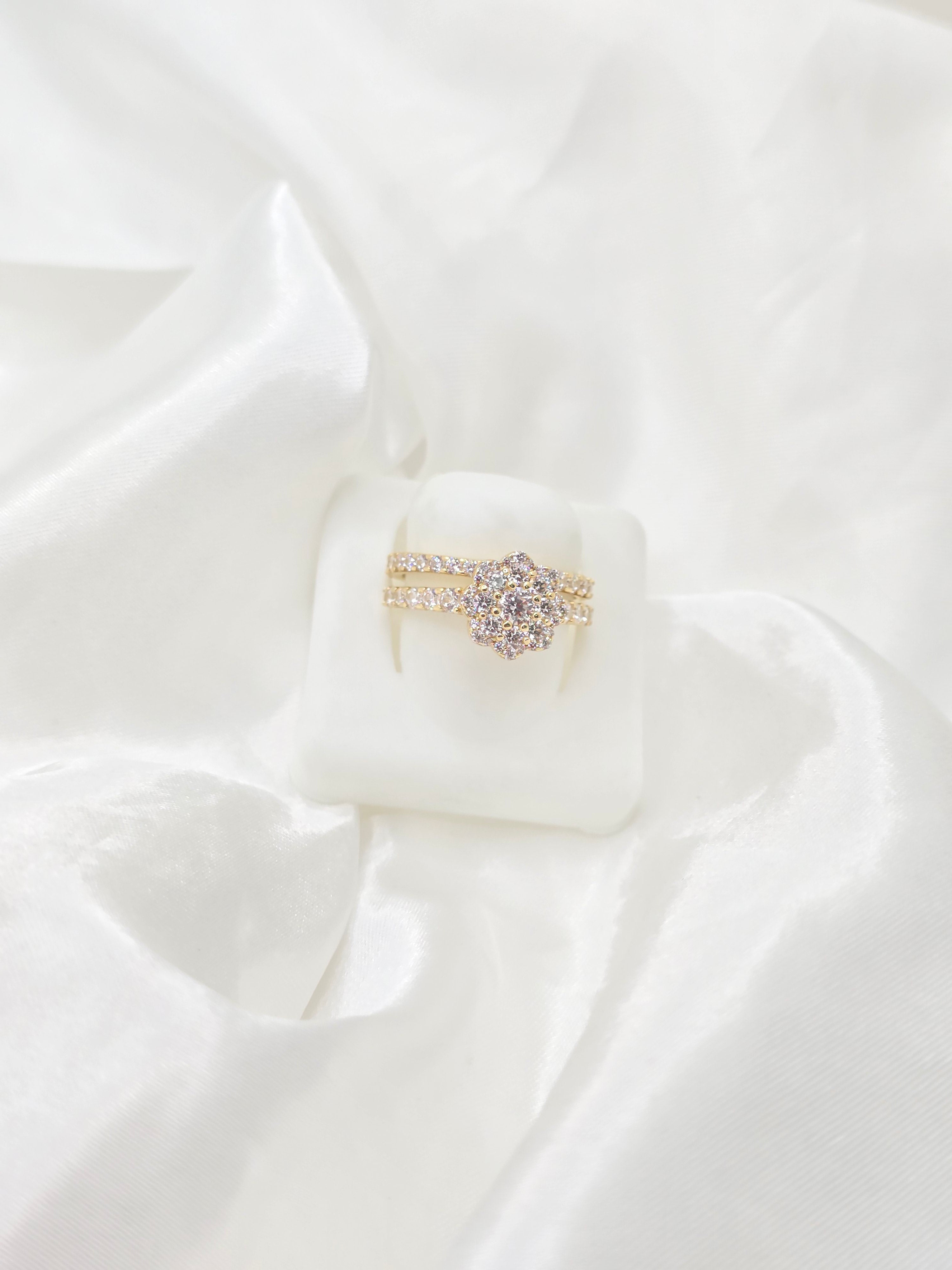 10KT  DELICATE CZ FLOWER SHAPED WOMEN'S ENGAGEMENT RING Size 8.5 Weight 3.9GR