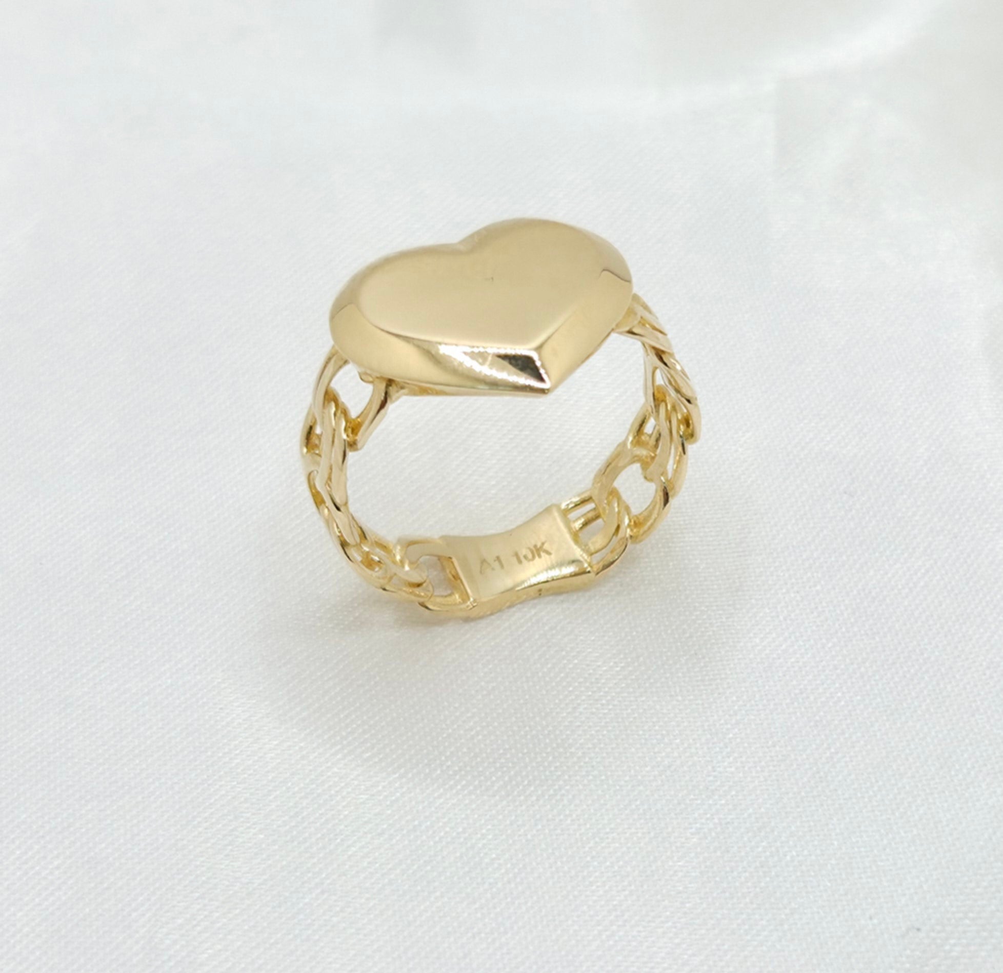 10KT CHINO LINK WITH PLAIN HEART RING  Size 8 Weight 3.3GR