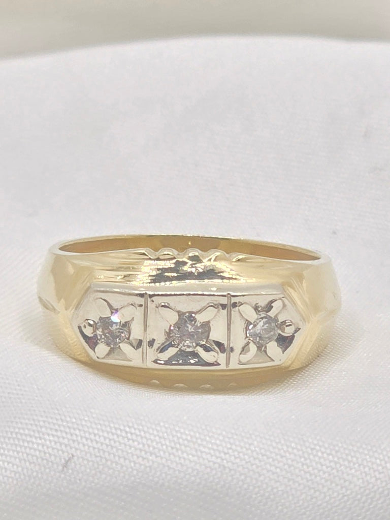 14KT 3 STONE STATEMENT DIAMOND RING Size 8.5 Weight 5.9 GRS