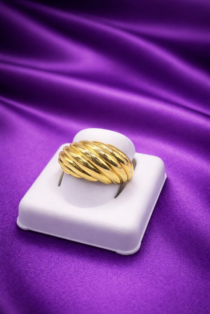 10KT CLASSIC SHELL WOMAN'S RING Size 8 Weigth 3.6GR