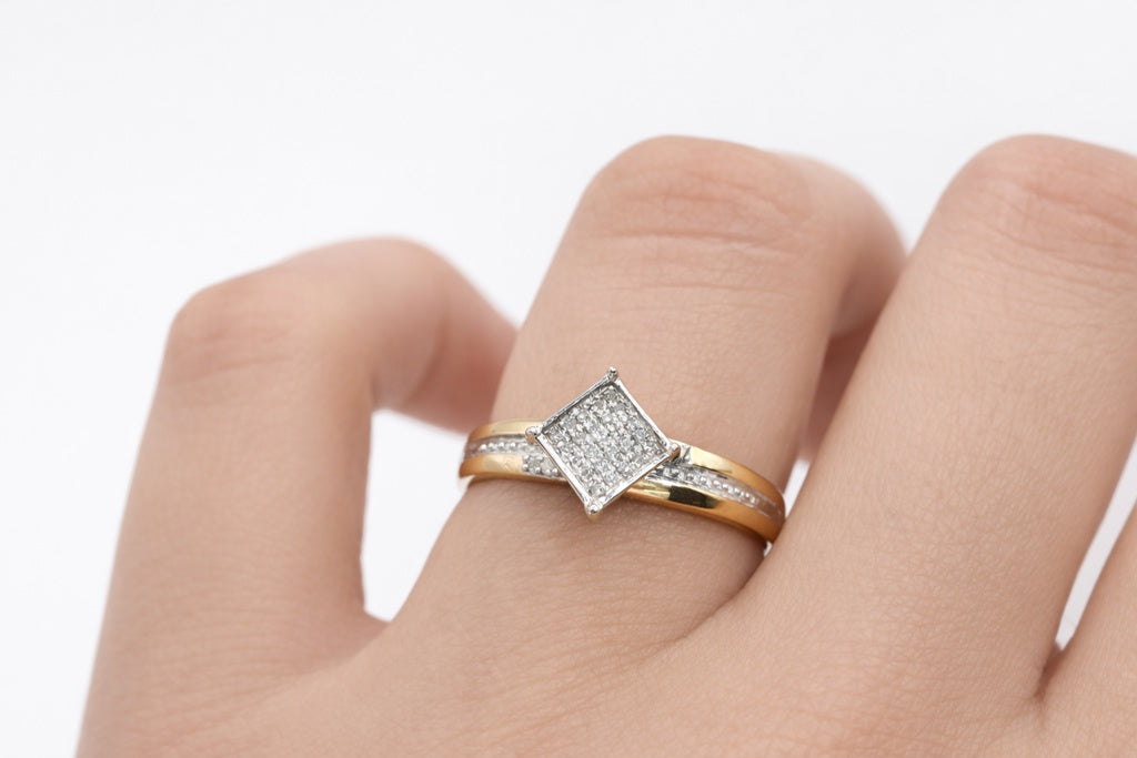 10KT SQUARE ELEGANT DIAMOND WOMAN'S RING Size 6.5 Weight 1.9GR