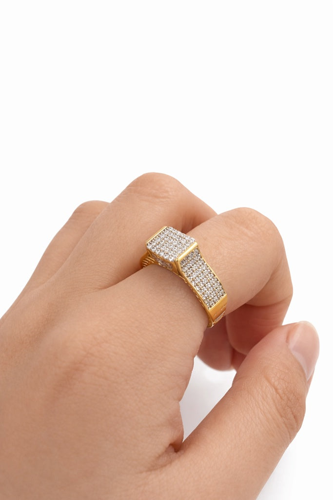 10KT ELEGANT CZ SQUARE PROMISE RING Size 7  Weigth 3.1GR