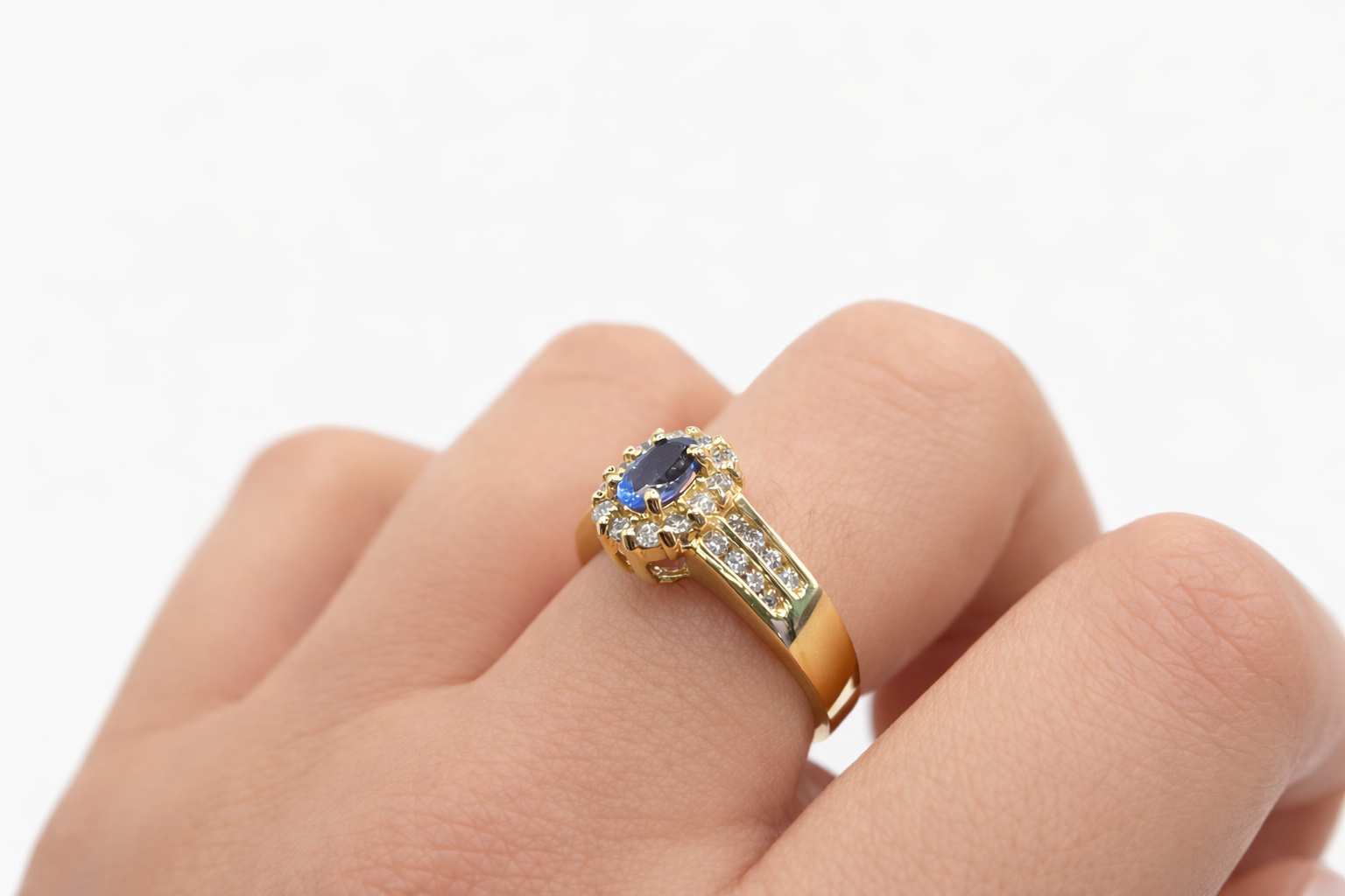 14KT DELICATE AQUAMARINE AND DIAMOND WOMAN'S RING Size 7 Weight 4.8GR