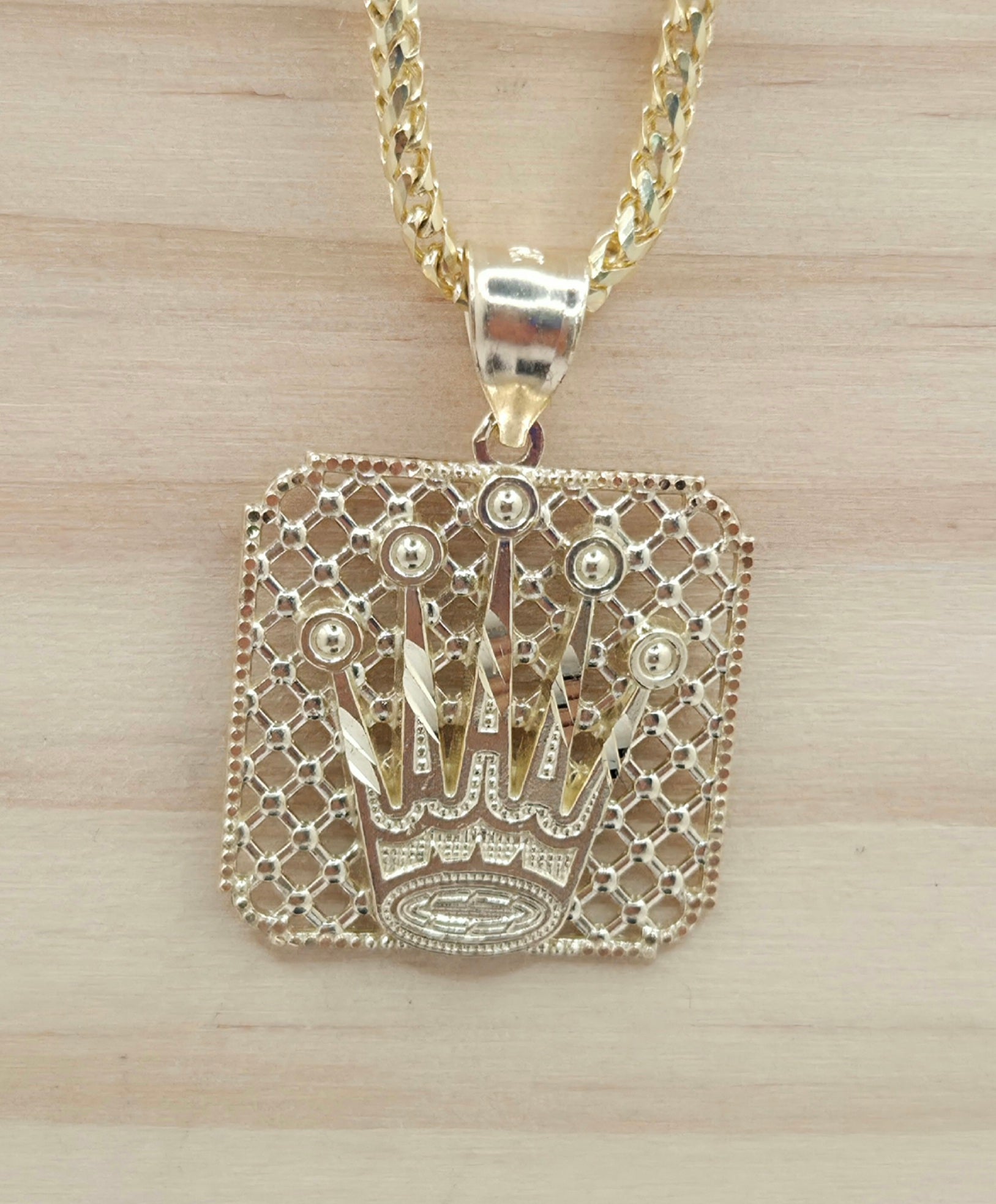 10KT MEDIUM NET BACKGROUND CROWN PENDANT Weight 3.1GR