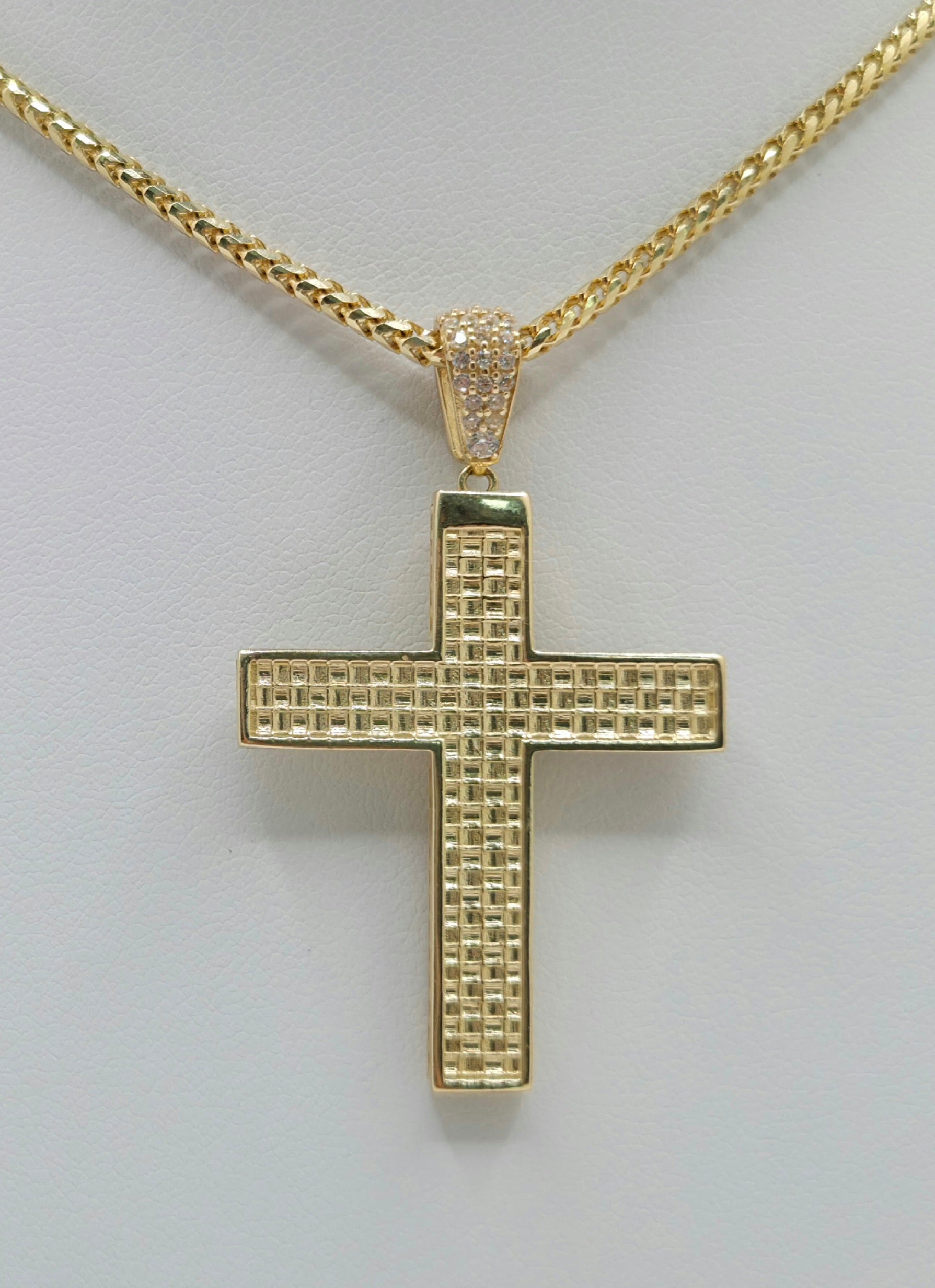14KT SQUARE CUT CROSS PENDANT Weight 6GR