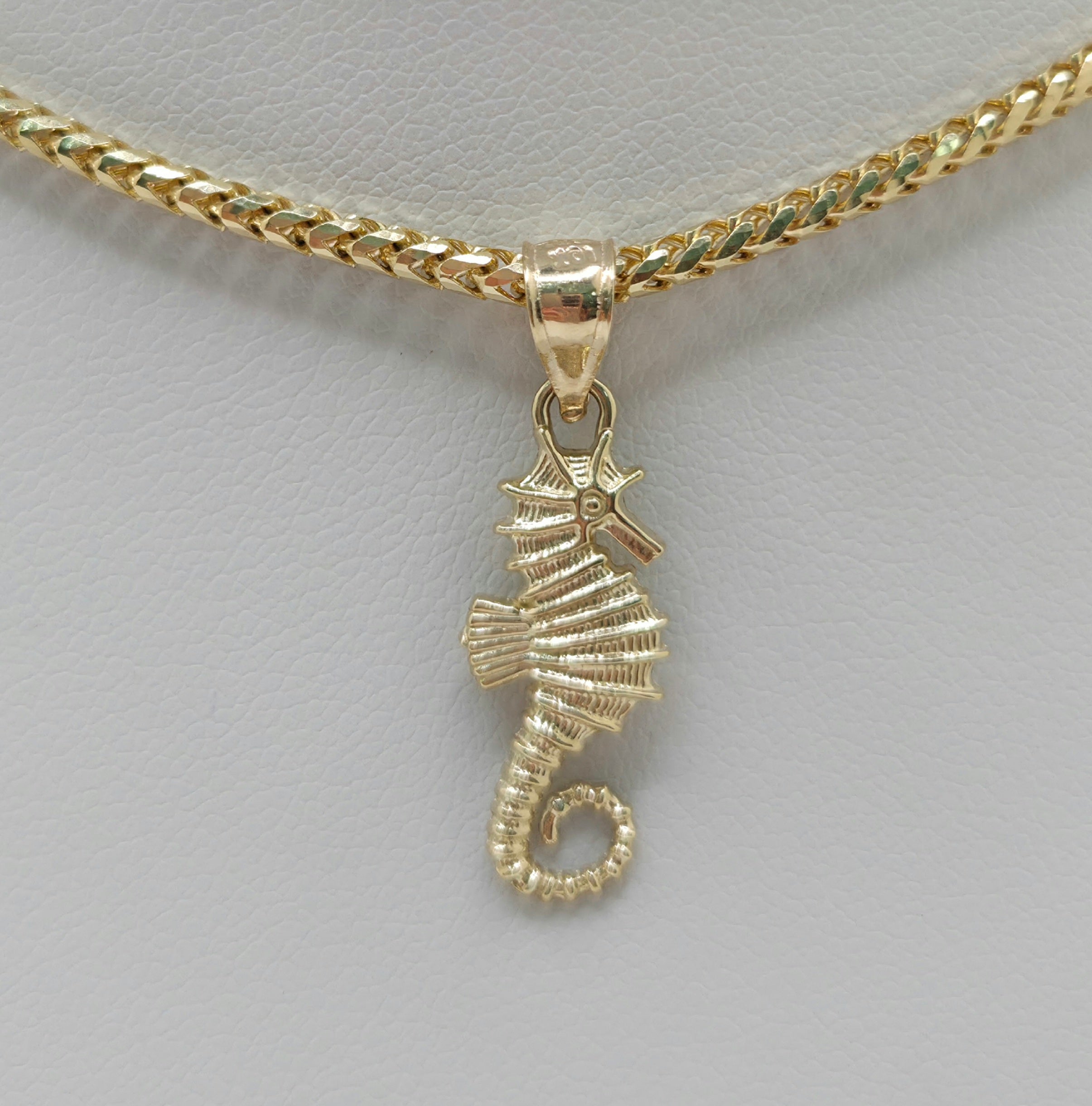 10KT SEA HORSE PENDANT Weight 1GR
