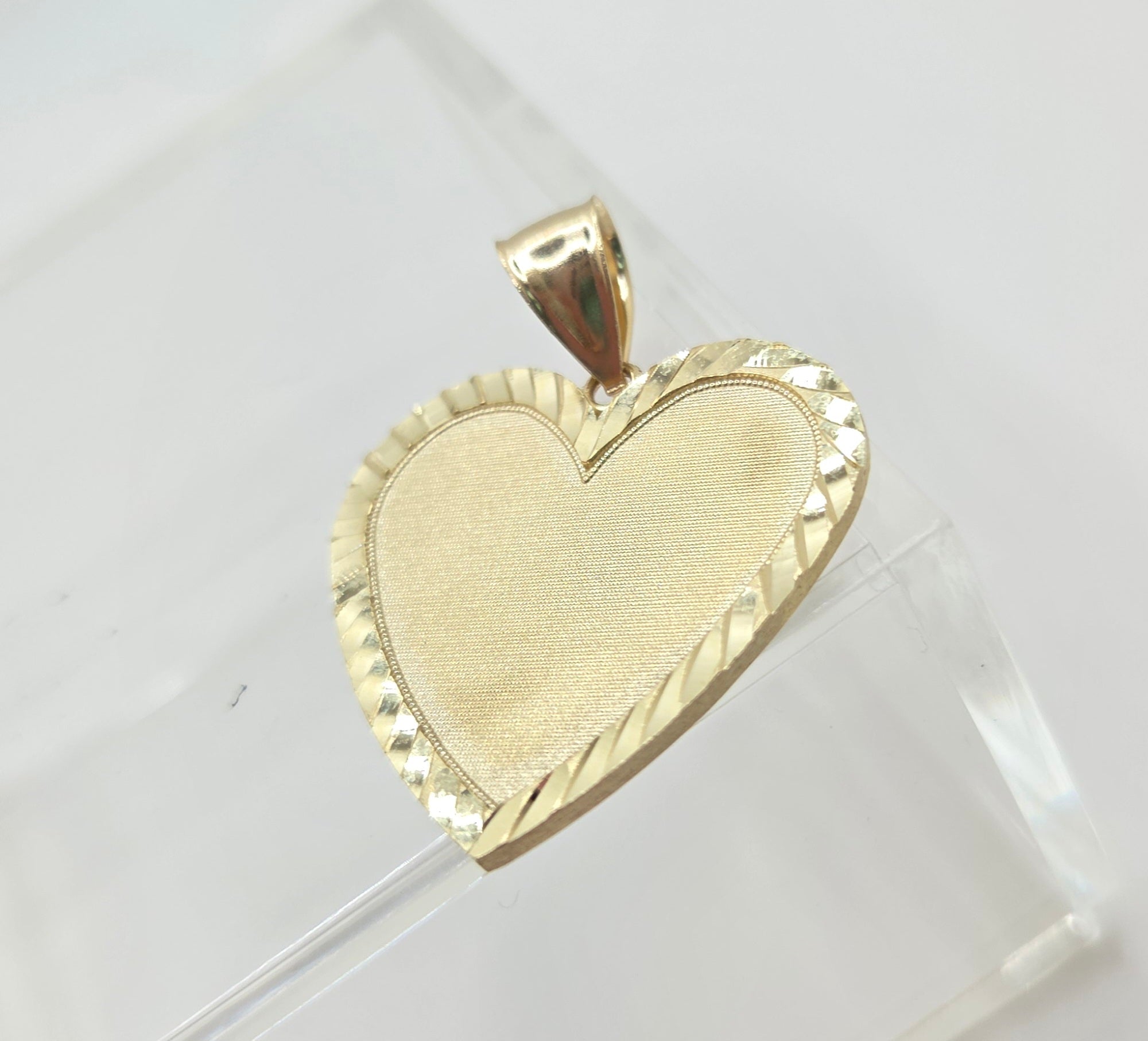 10KT DIAMOND CUT FRAME HEART MEMORIAL PENDANT  Weight 4.9GR