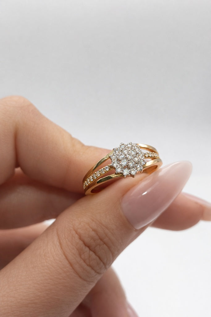 10KT  FLOWER DESIGN DIAMOND ELEGANT RING Size 7 Weigth 1.9GR