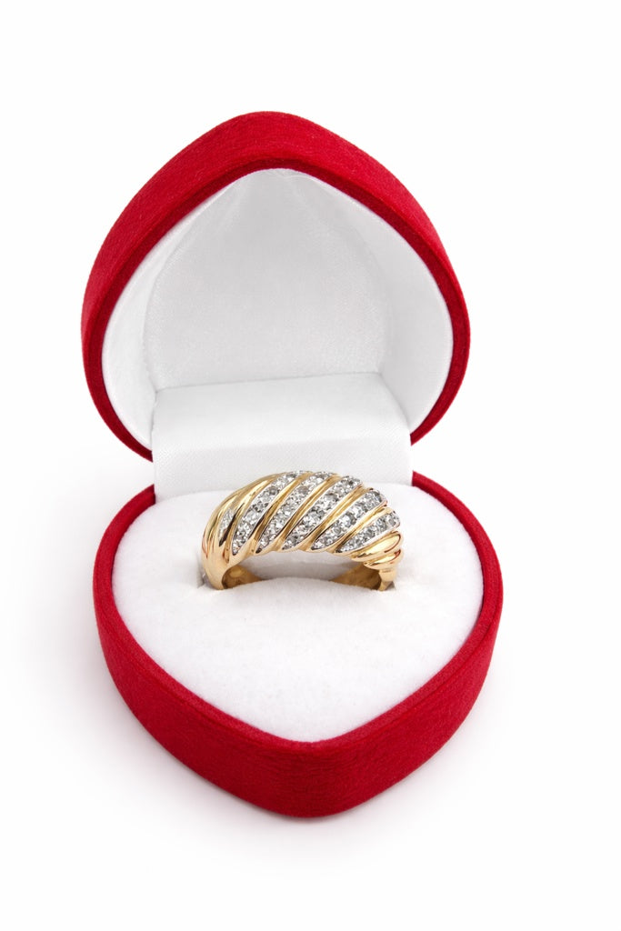 10KT SHELL DESIGN DIAMOND WOMAN'S RING Size 7 Weight 5.6GR