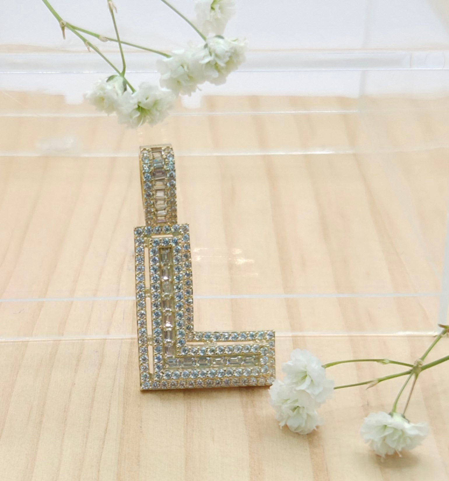 10KT SMALL CZ "L" LETTER PENDANT Weight 3.8GR