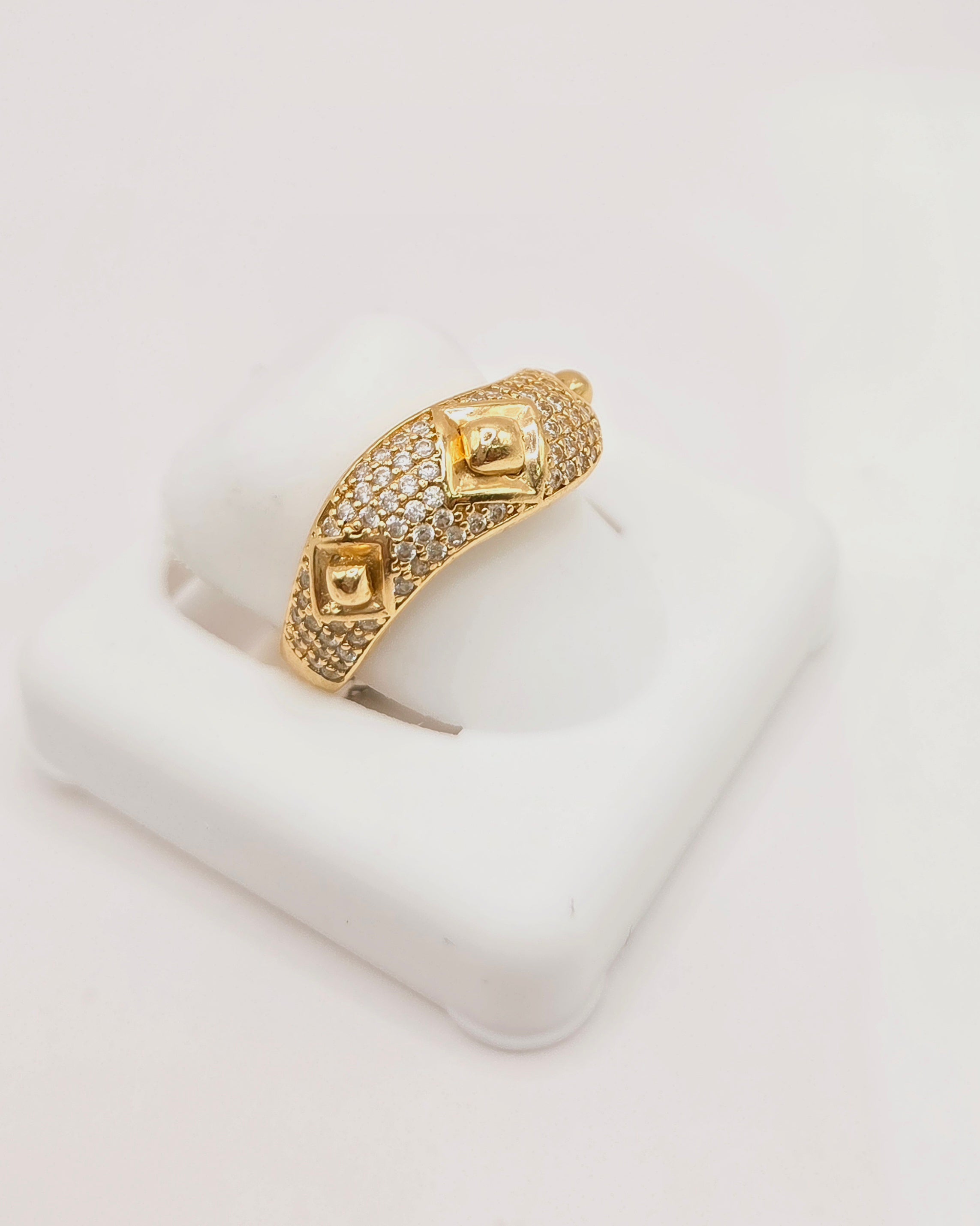 10KT ELEGANT CZ FILLED RING WITH RECTANGULAR DETAILS SIZE 9 Weight 3.1GR