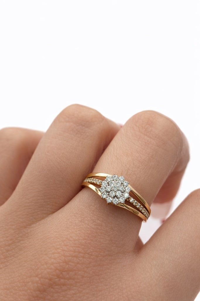 10KT  FLOWER DESIGN DIAMOND ELEGANT RING Size 7 Weigth 1.9GR