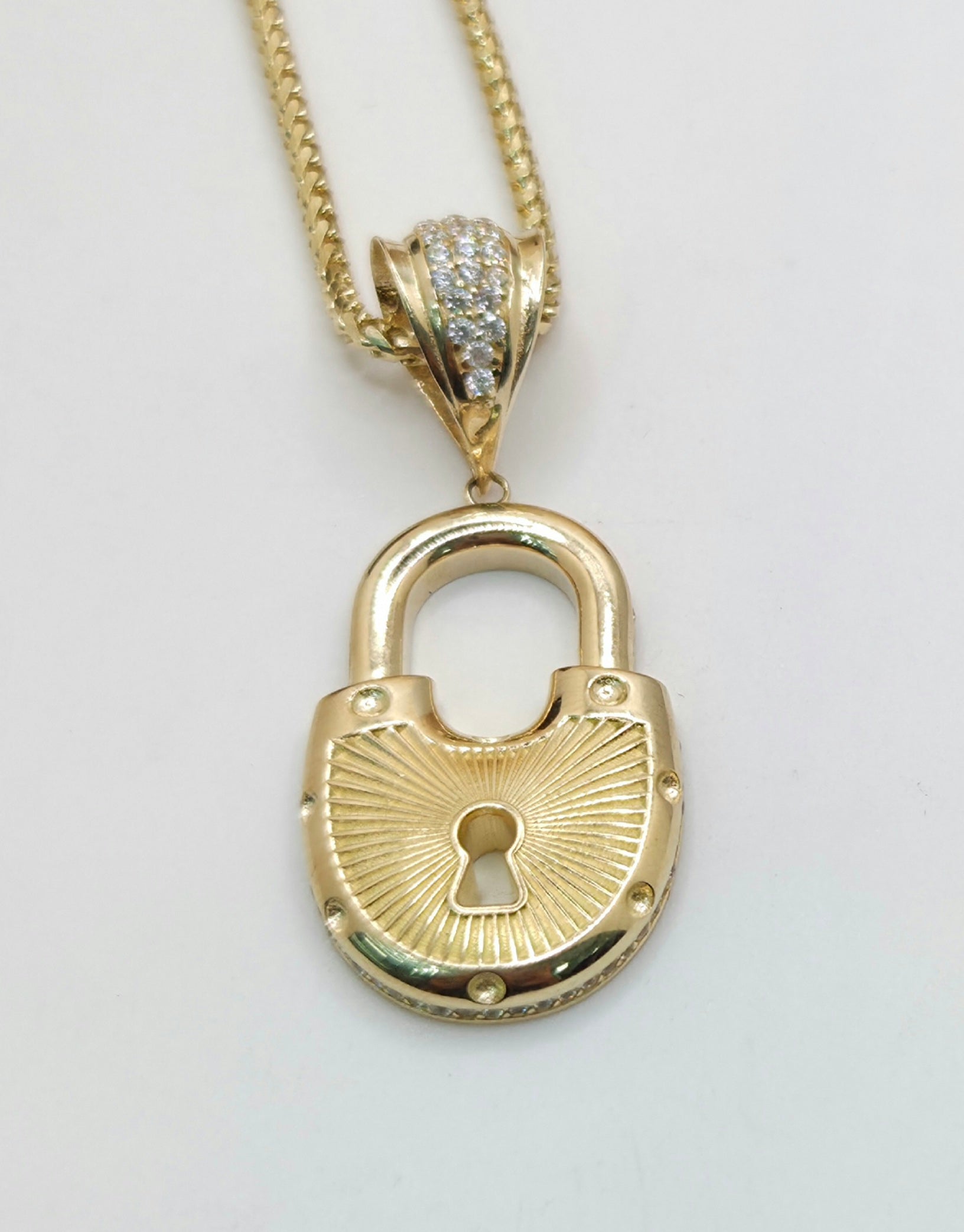 14KT LARGE CZ PADLOCK HEART PENDANT Weight 5.7GR