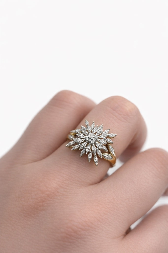10KT EXOTIC ABSTRACT STAR DIAMOND RING Size 7/0.15CT