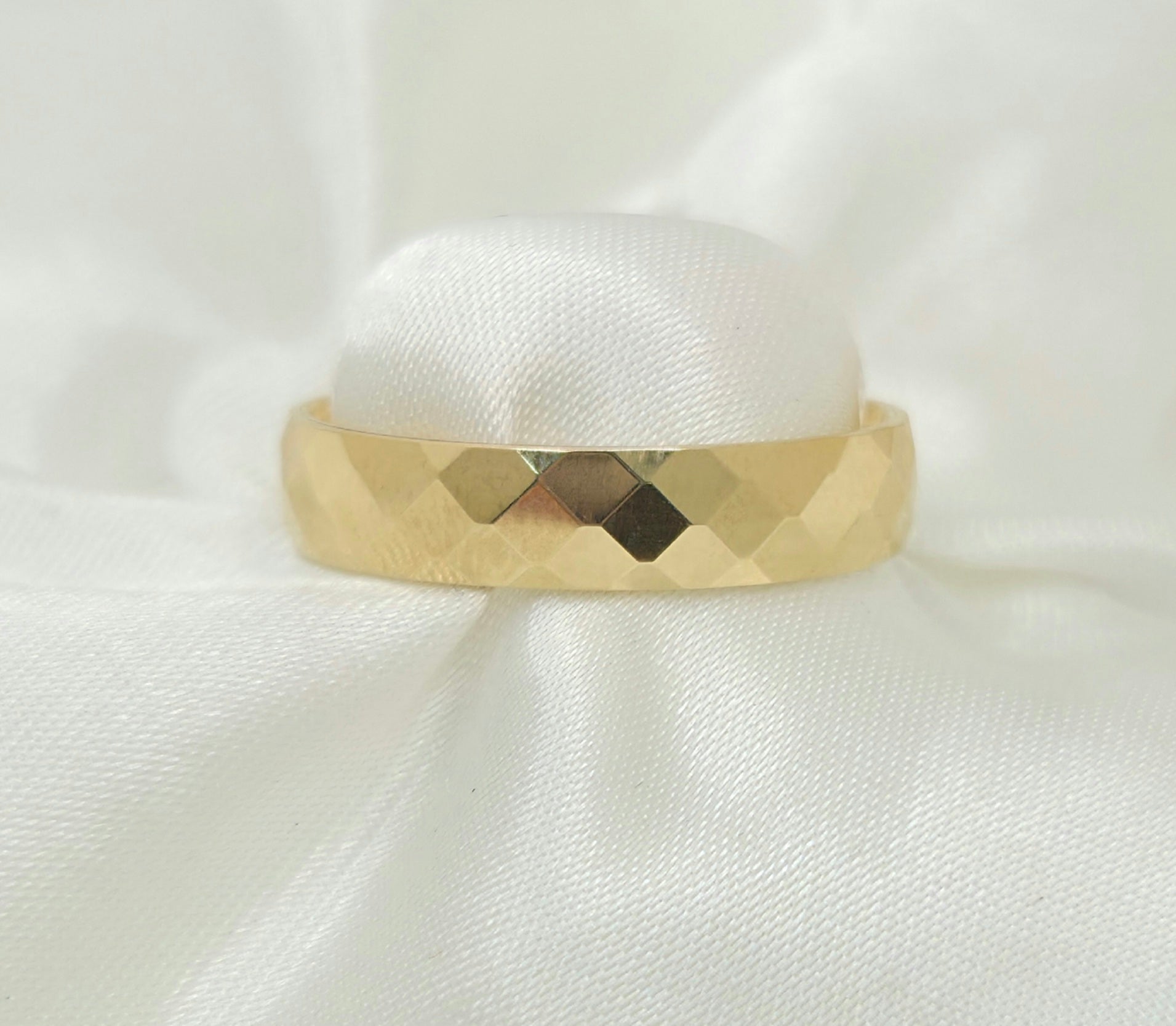 10KT FANCY SQUARE CUT WEDDING BAND RING Size 7 5MM Weight 2.4GR