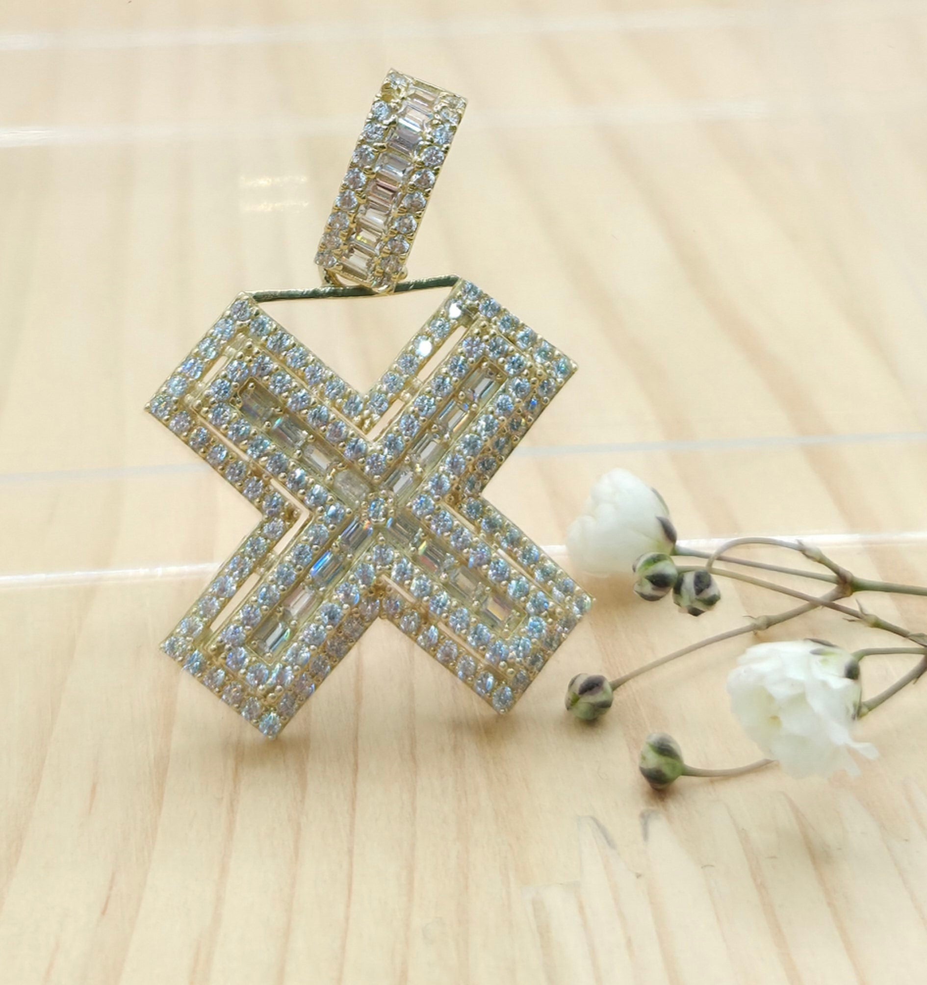 10KT MEDIUM CZ "X'' LETTER PENDANT Weight 5.9GR