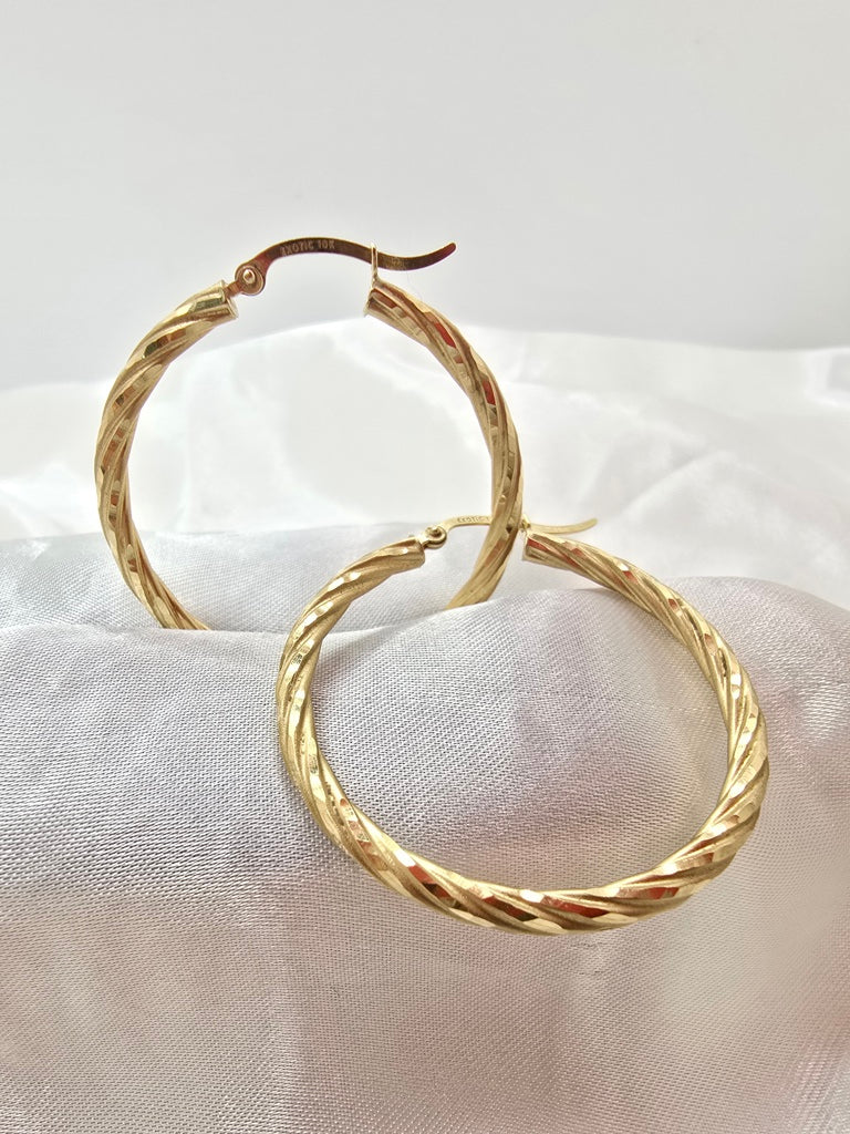 10KT ELEGANT DESING TWISTED HOOPS EARRINGS Size 4 3MM Weight 3.4GR