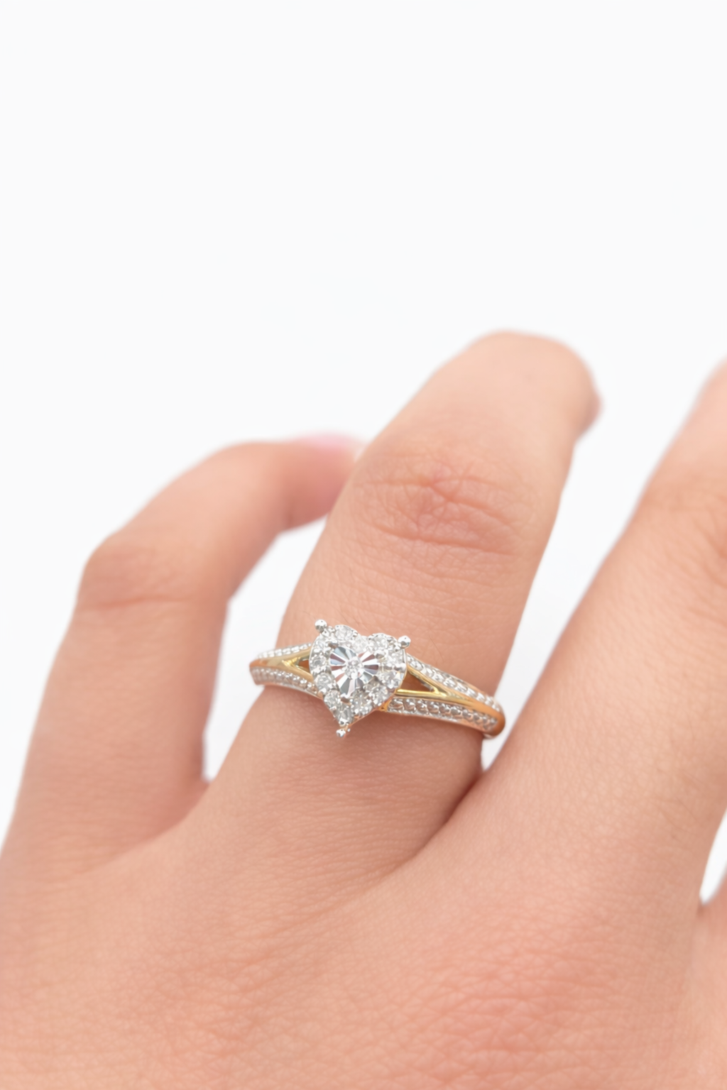 10KT DELICATE SMALL HEART DIAMOND WOMAN'S RING Size 7 Weight 2.6GR