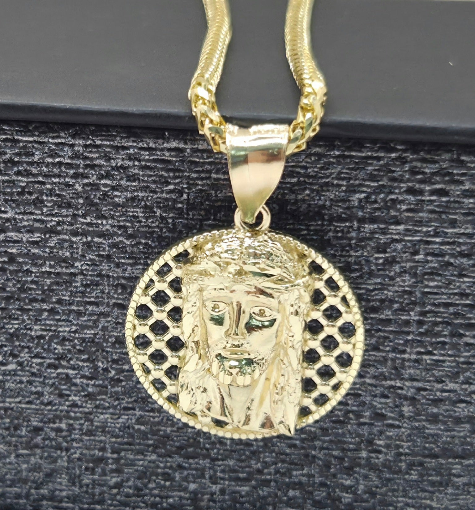 10KT MEDIUM ROUND NET BACKGROUND JESUS FACE Weight 2.4GR
