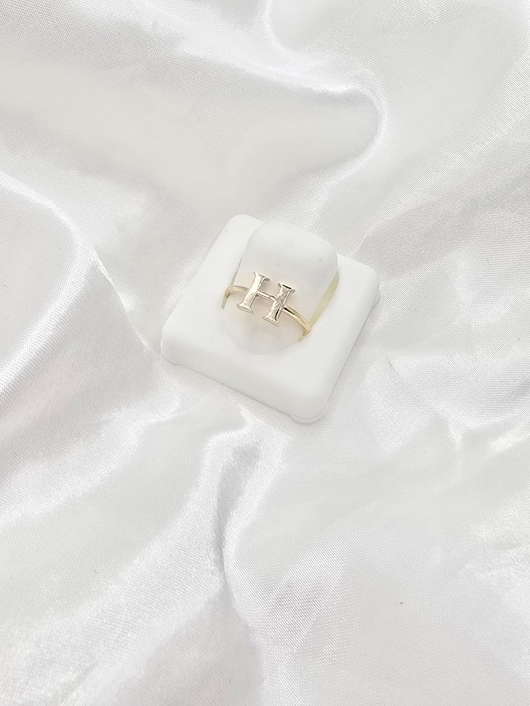 14KT "H" LETTER RING Size 7 Weight 1.4GR