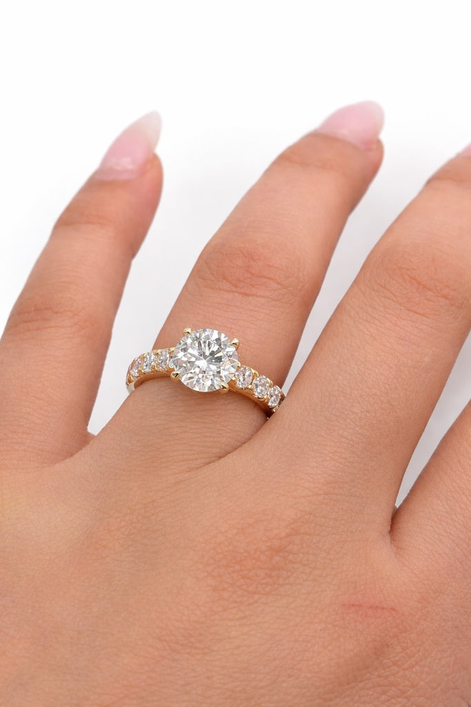 14KT ELEGANT ROUND LAB DIAMOND WOMAN'S RING Size 5.5 Weigth