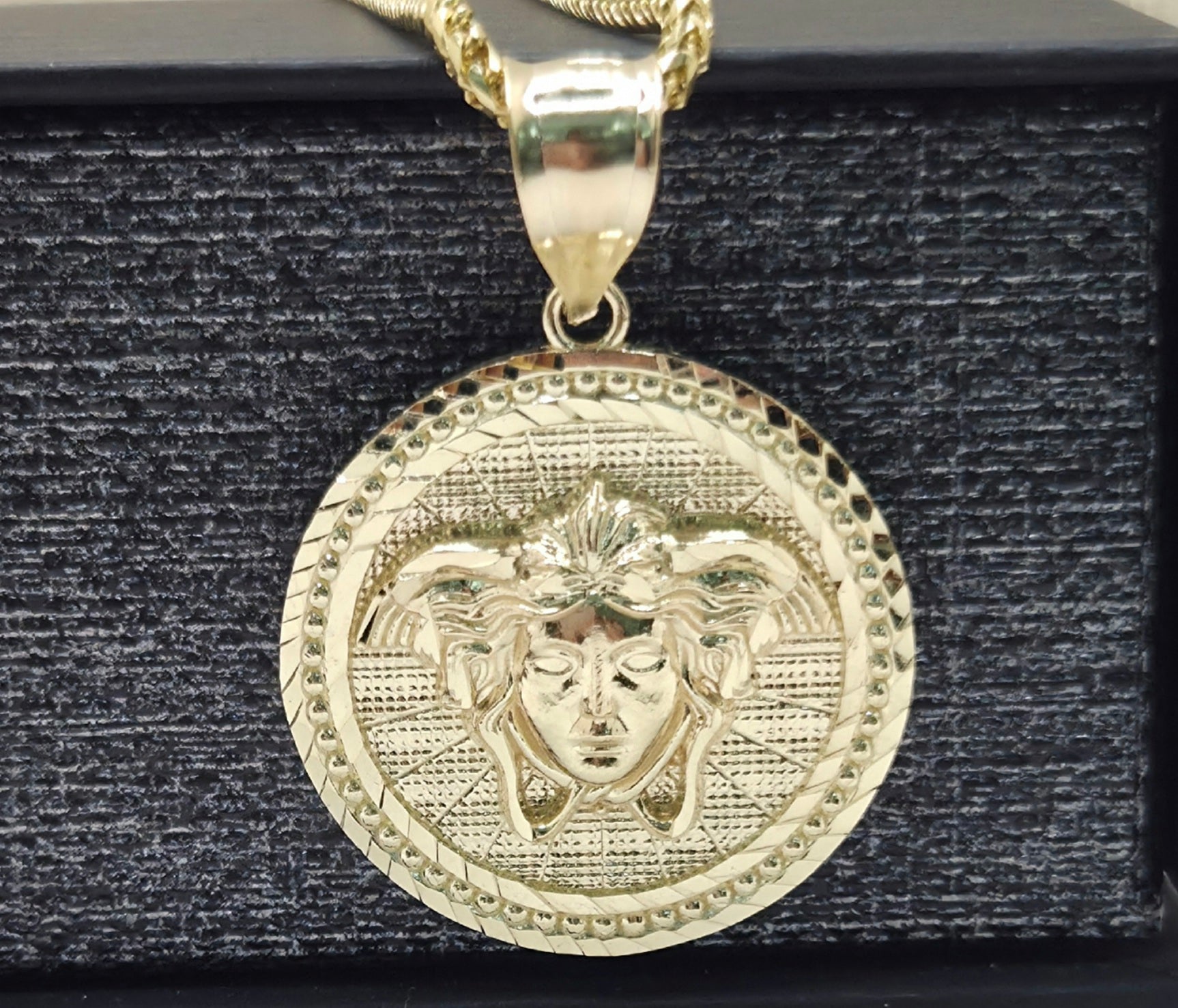 10KT LARGE ROUND MEDUSA PENDANT Weight 3.2GR