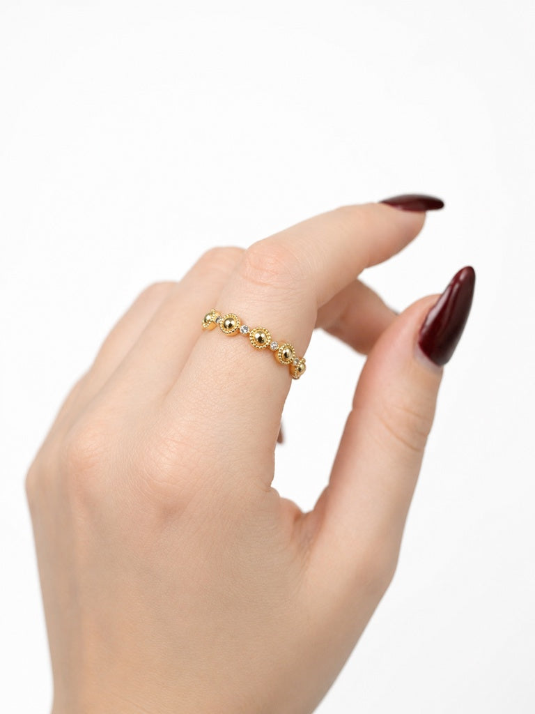 10KT ELEGANT SMALL CIRCLES CZ DETAILS WOMAN'S RING Size 7 Weigth 1.3GR