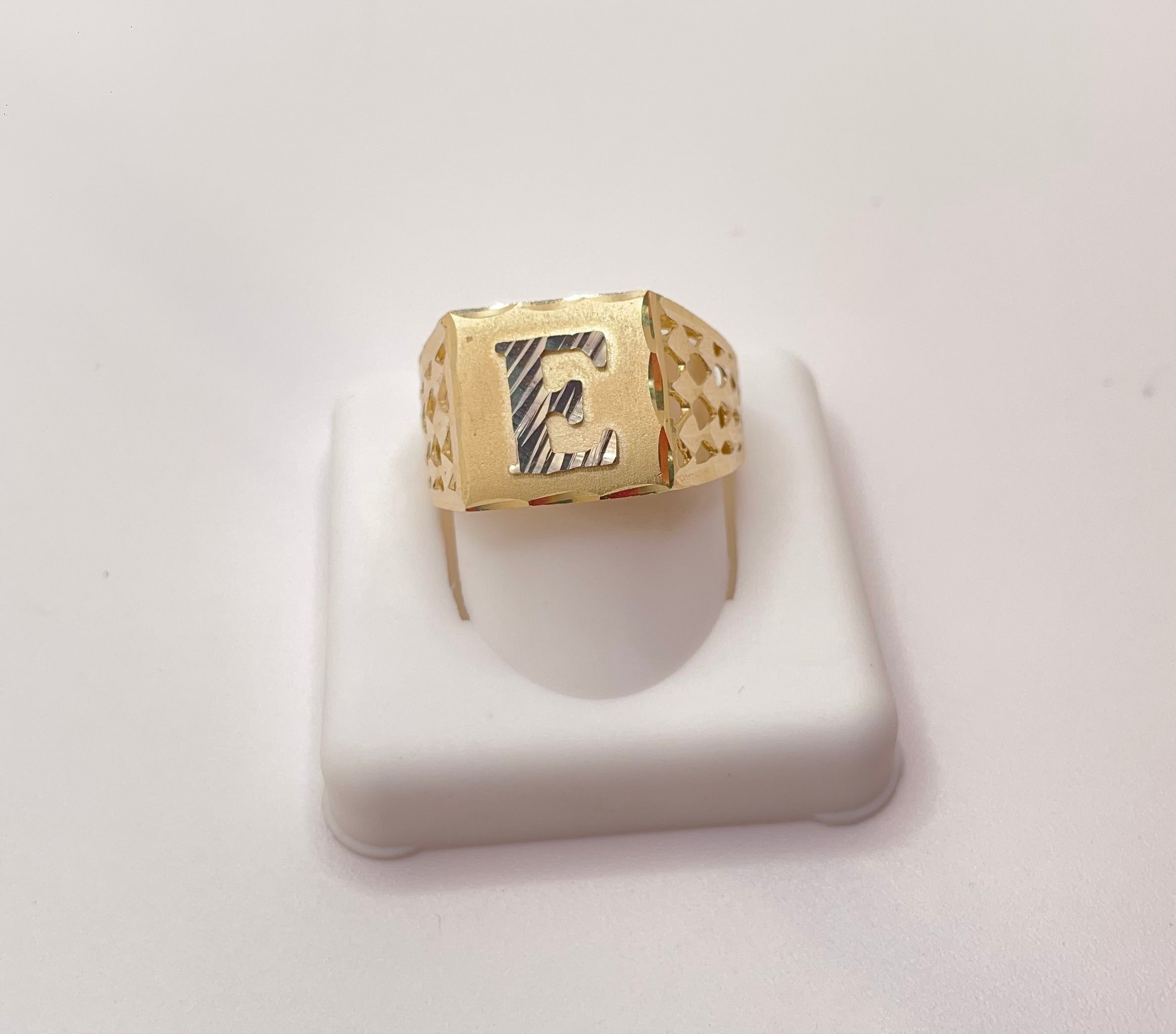 10KT MEN'S LETTER "E" RING Size 10 Weight 4GR