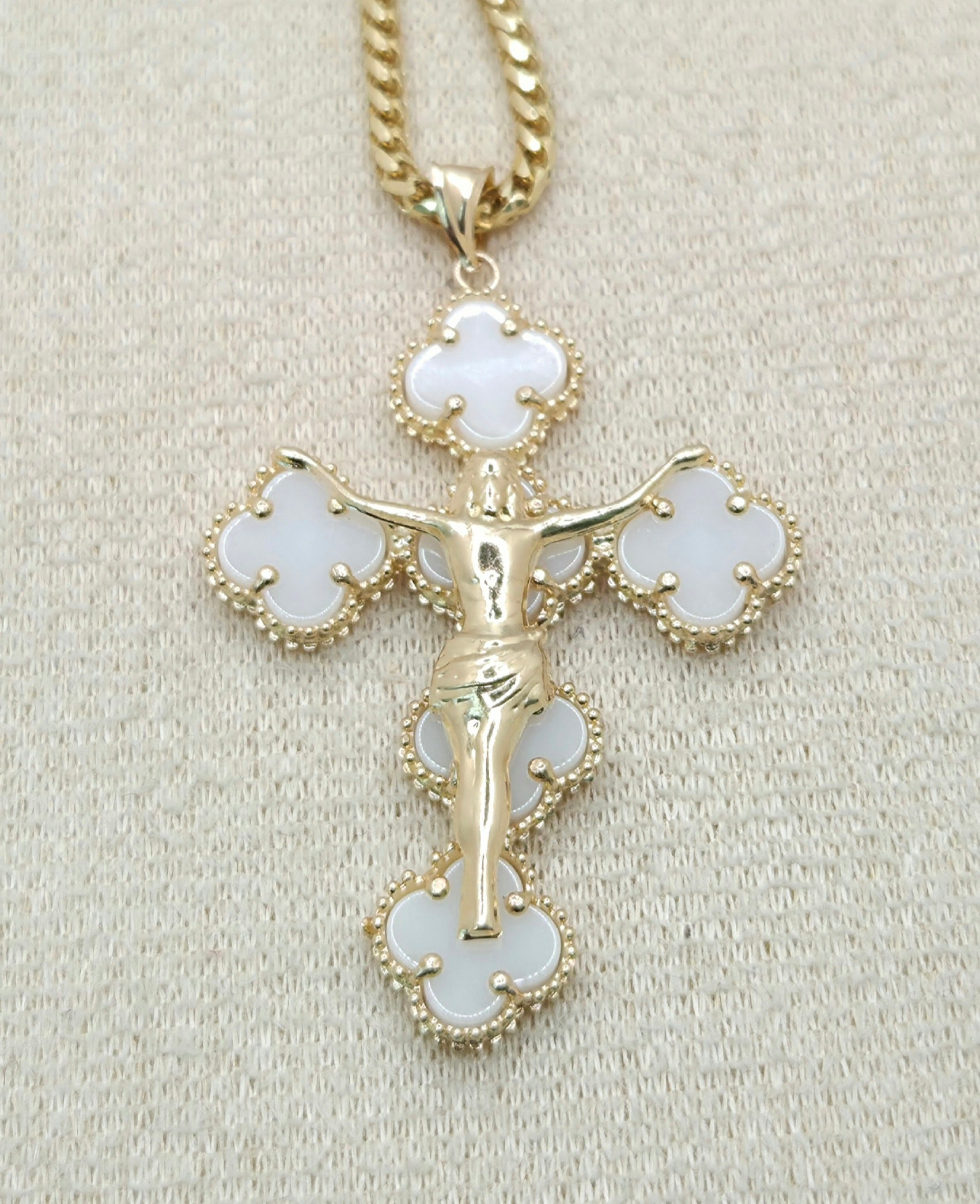 14KT WHITE CLOVER CROSS PENDANT Weight 5.2GR