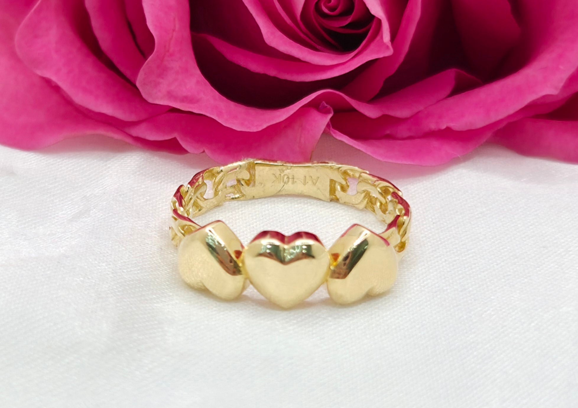 10KT DELICATE CHINO LINK STYLE WITH TRHEE HEARTS RING SIZE 7 WEIGHT 1.8GR