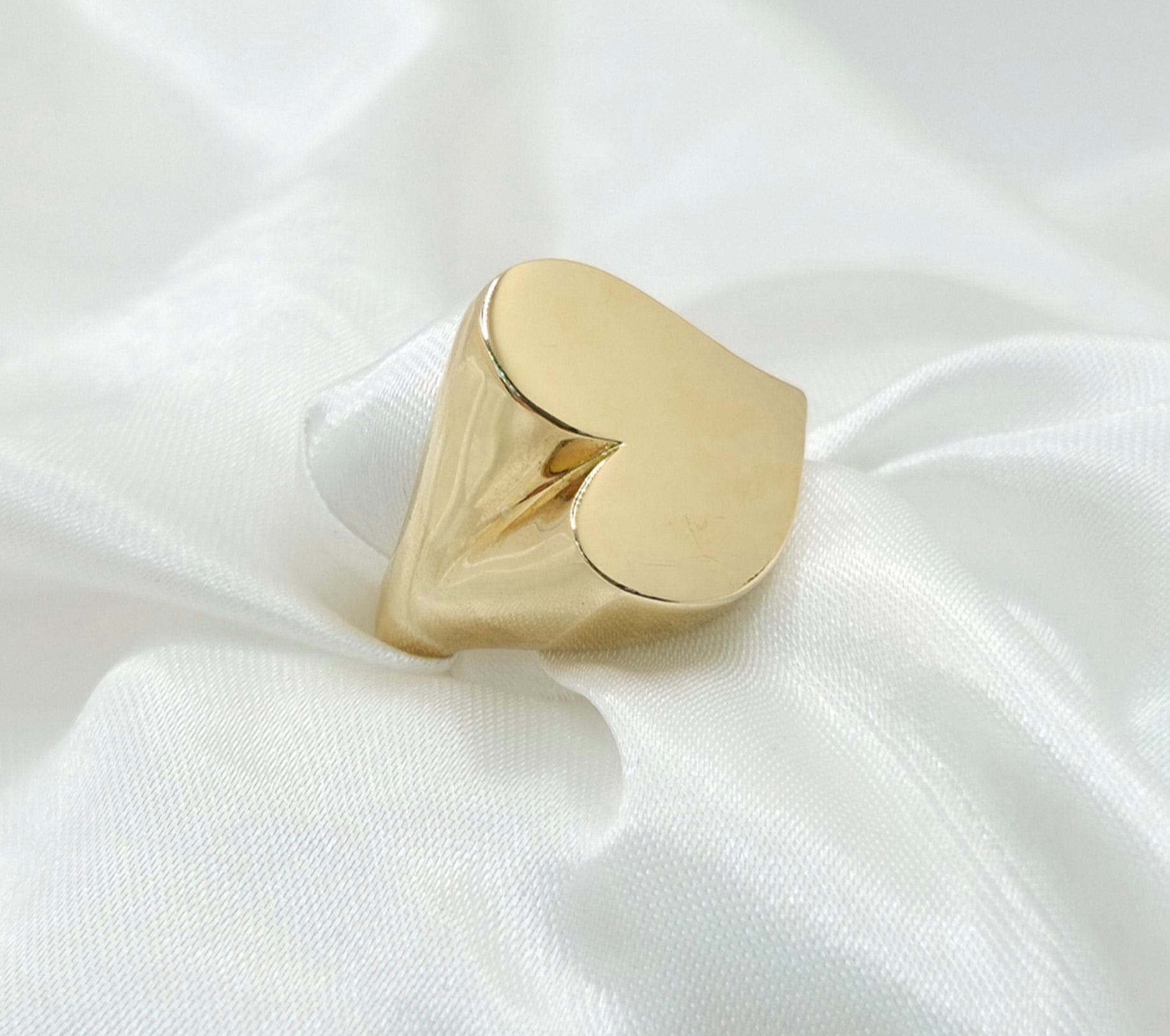 10KT LOVELY HEART RING Size 7-8 Weight 2.4GR
