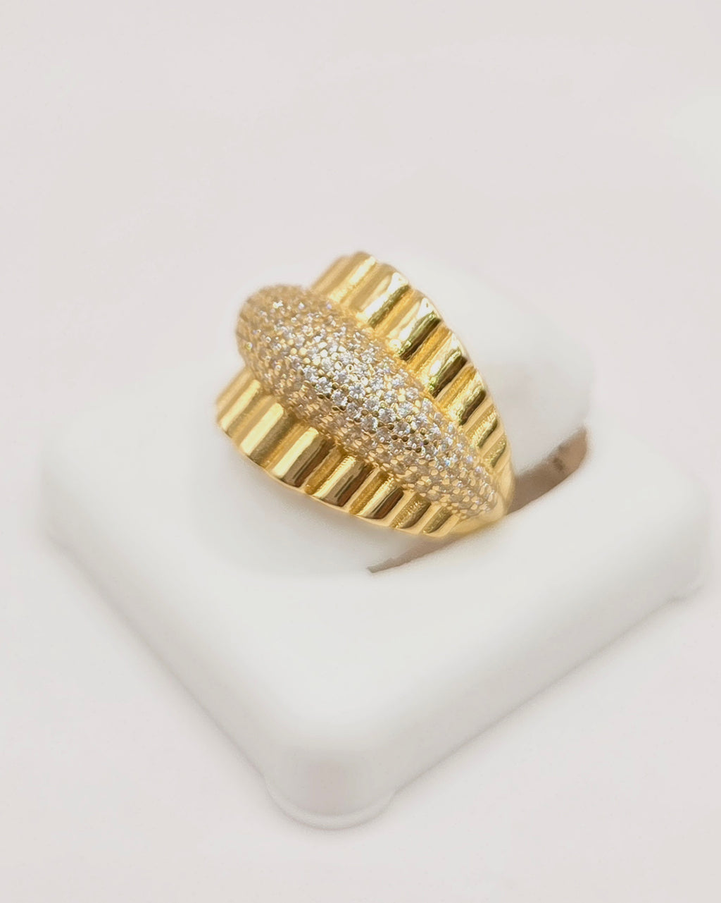 14KT ELEGANT RING WITH CZ DETAILS Size 8 Weight 5.3GR