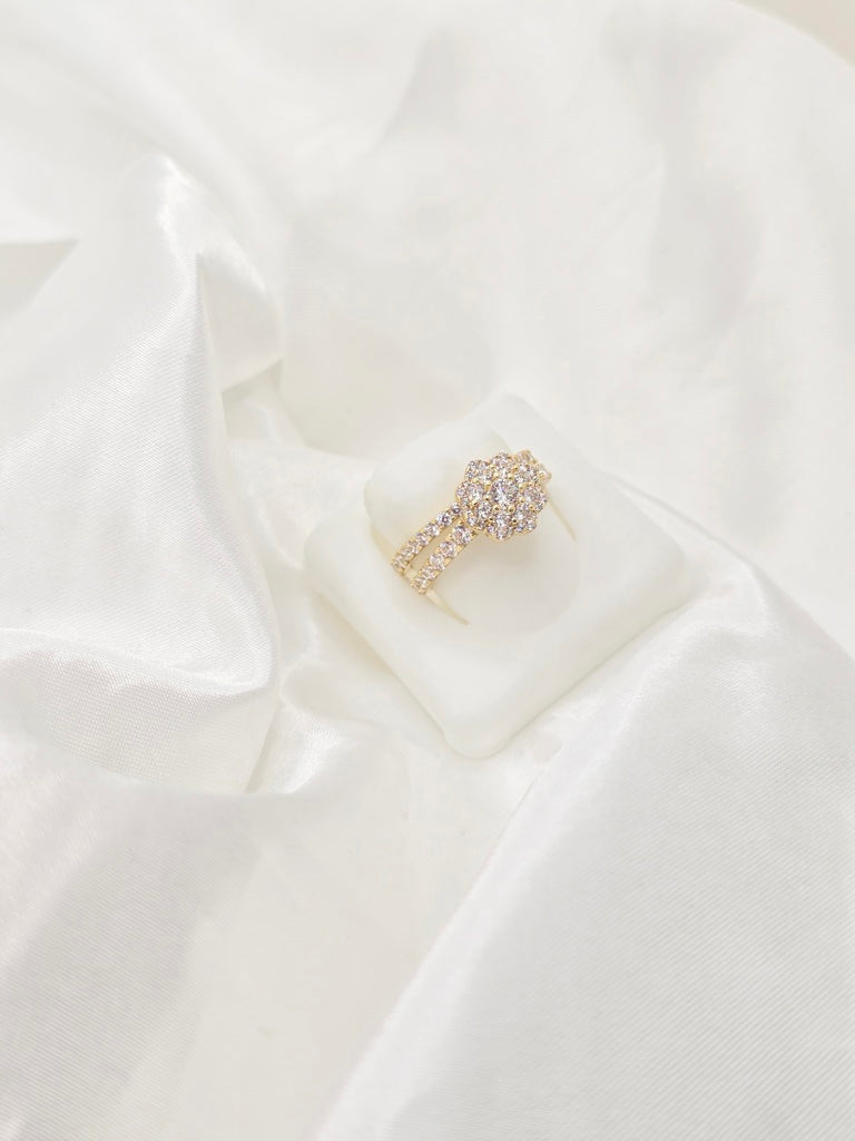 10KT  DELICATE CZ FLOWER SHAPED WOMEN'S ENGAGEMENT RING Size 8.5 Weight 3.9GR