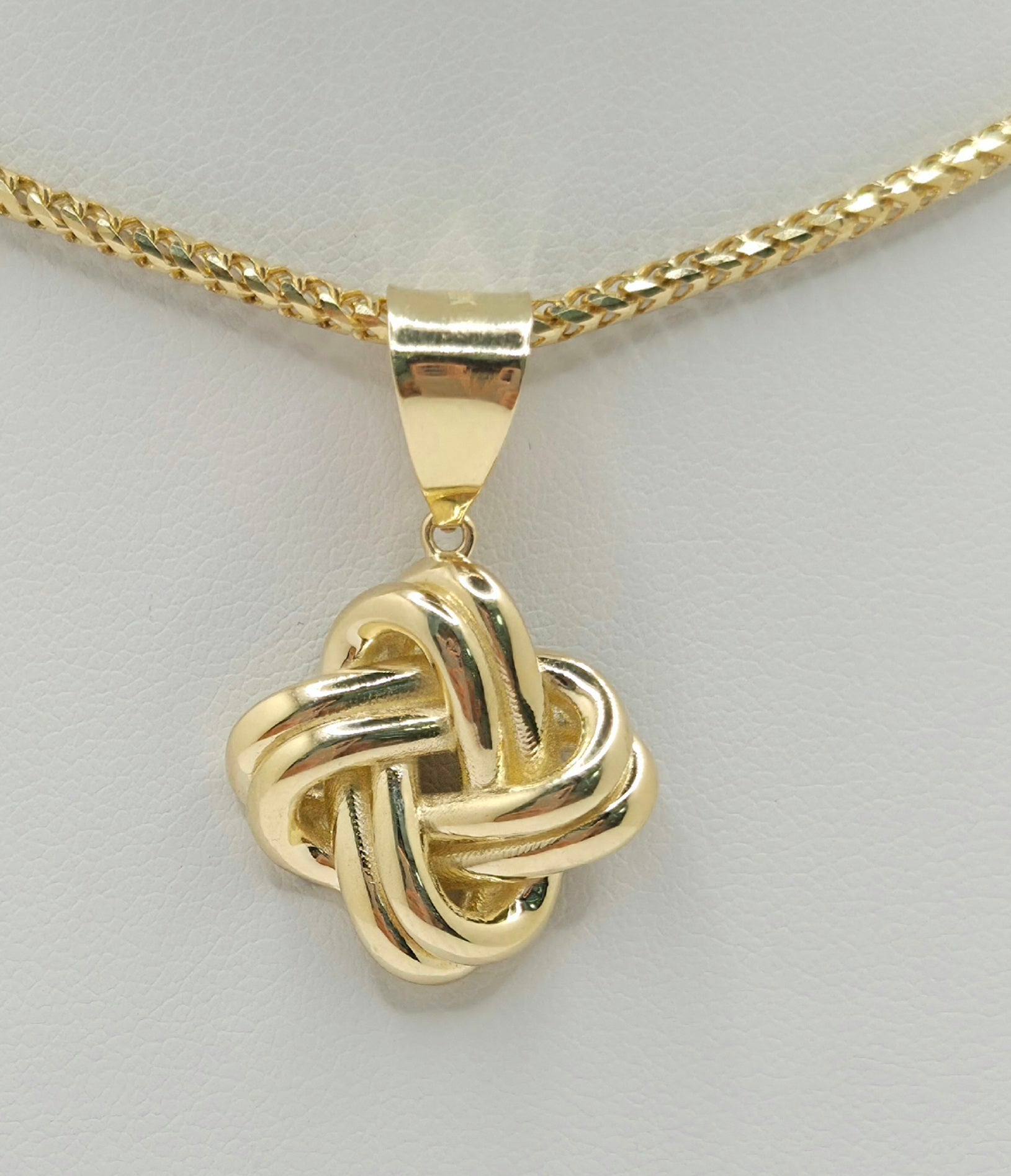 10KT MODERN KNOT PENDANTS Weight 2.2GR