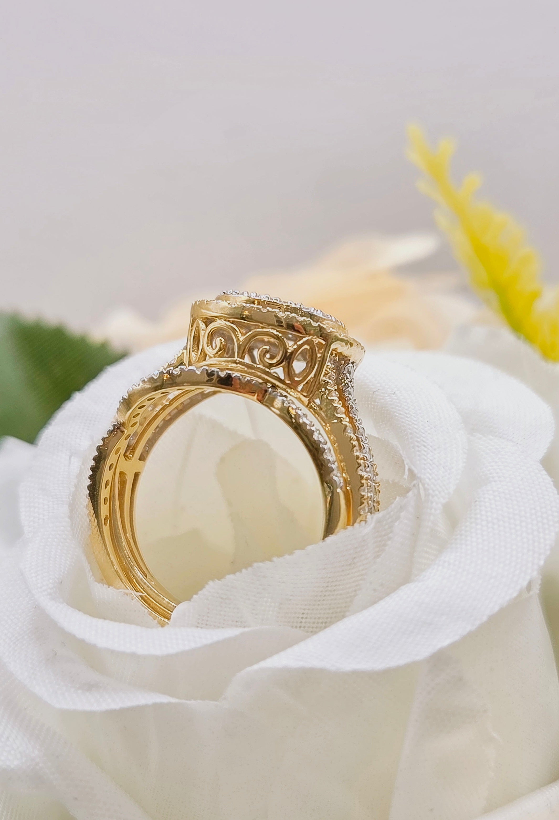 14KT EXOTIC LARGE OVAL DESIGN NATURALS DIAMONDS ENGAGEMENT WOMAN'S RING Size 7