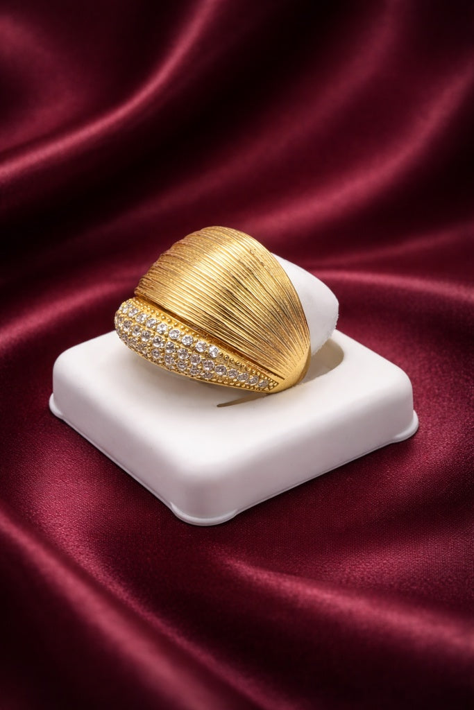 10KT MODERN STRIATED RING WITH CZ ROW DETAIL Size 7-8 Weight 6GR