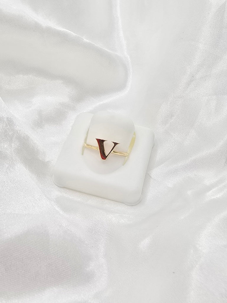14KT "V" LETTER RING Size 7 Weight 1.2GR