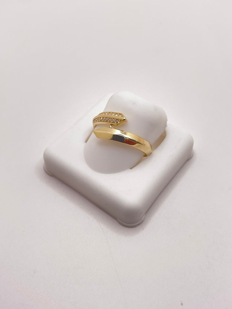 10KT DELICATE ASYMMETRIC RING WITH ZIRCONIA Size 8 Weight 1.7GR