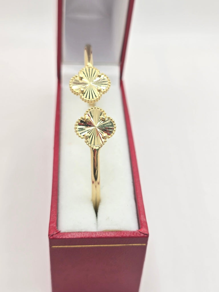 10KT TWO GOLDEN CLOVER BANGLE Size 3MM Weight 8.5GR