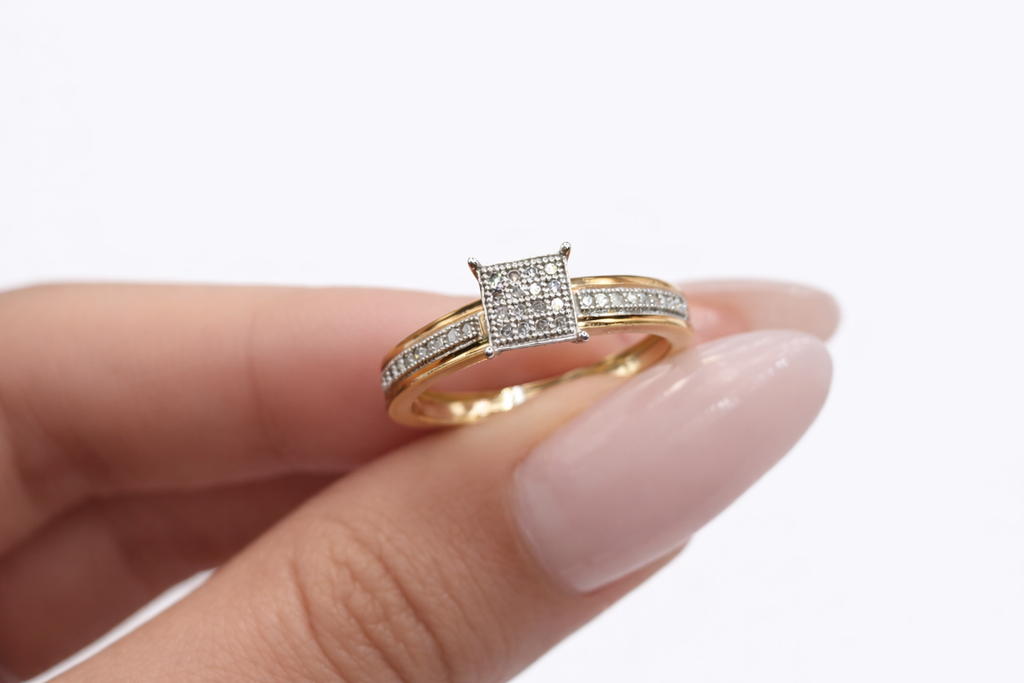 10KT SQUARE DIAMOND ELEGANT RING Size 7/0.26CT Weigth 1.7GR