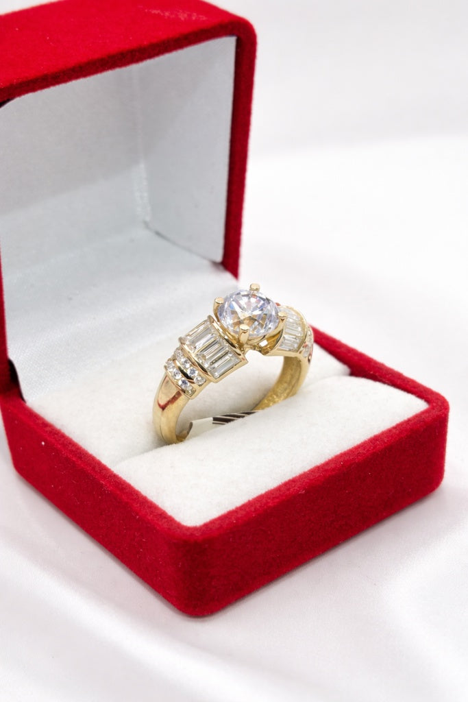 10KT ELEGANT ENGAGEMENT RING WITH BAGUETTE DETAILS SIZE 7.5 & 8 Weight 4.7GR
