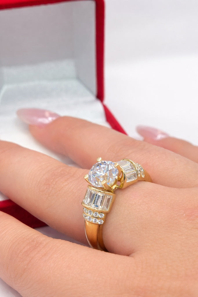 10KT ELEGANT ENGAGEMENT RING WITH BAGUETTE DETAILS SIZE 7.5 & 8 Weight 4.7GR
